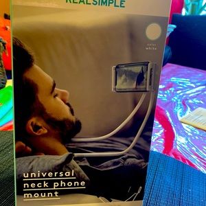 Universal neck phone mount